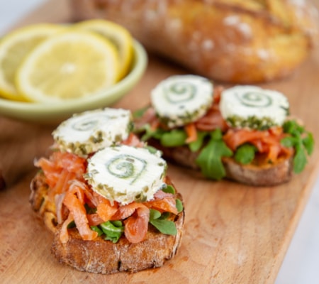 Bruschetta de Salmão Fumado e Queijo Creme c/ Cebolinho