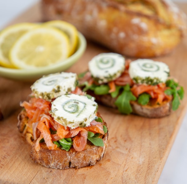 Bruschetta de Salmão Fumado e Queijo Creme c/ Cebolinho