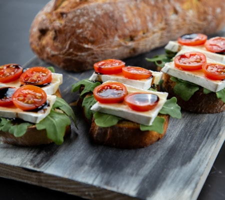 Bruschetta de Queijo Brie e rúcula 