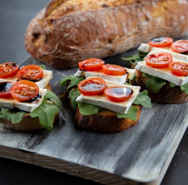 Bruschetta de Queijo Brie e rúcula 